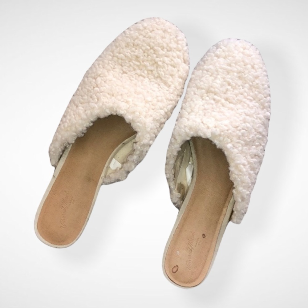 Universal Thread Slippers/Sandals